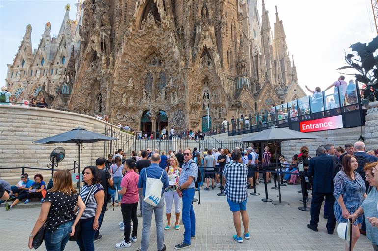 Touristen rund um die Sagrada Família