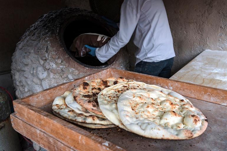 Traditionelles Brotbacken auf Kohle im Tandoor, Jordanien