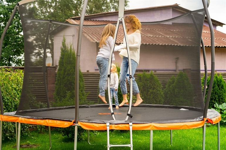 Trampolinspringen mit Sicherheitsnetz