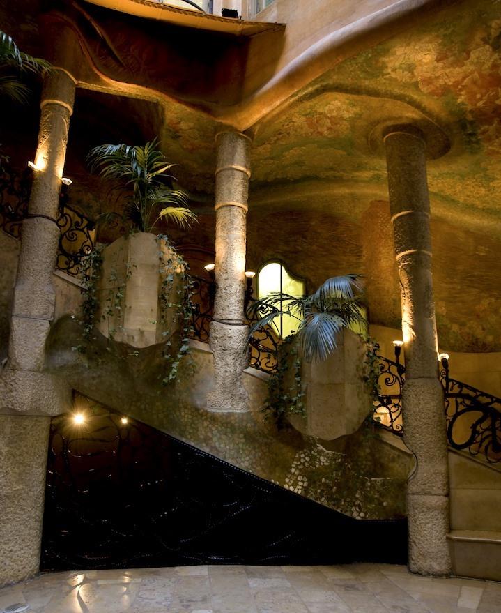 Treppen mit Wandmalereien und Gusseisenarbeiten von Gaudí