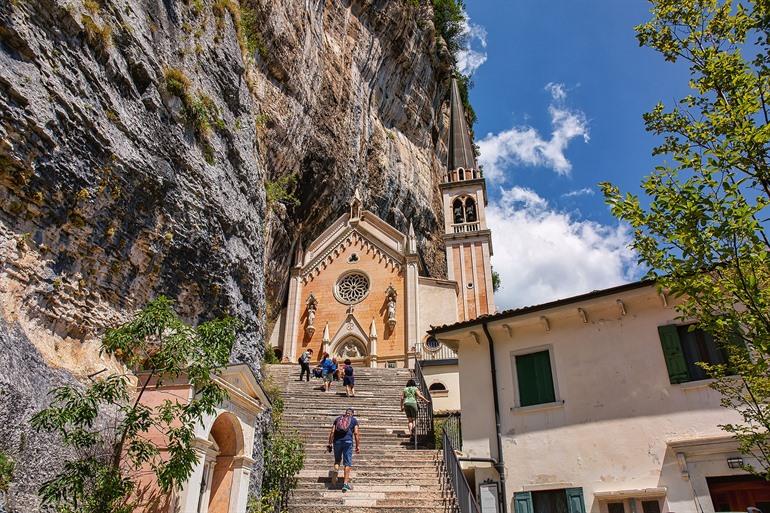 Treppen zum Santuario Madonna della Corona