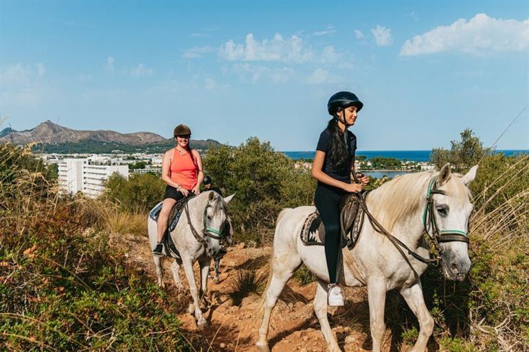 Bezwingen Sie die Berge zu Pferd und genießen Sie den Blick auf die Bucht von Alcudia