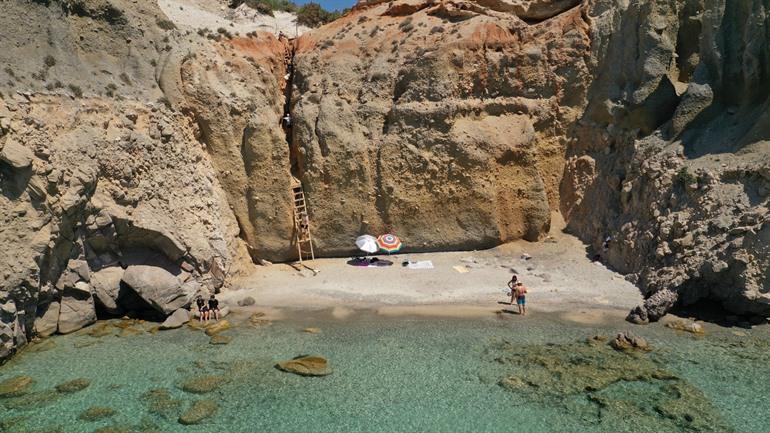 Den Tsigrado-Strand auf Milos besuchen