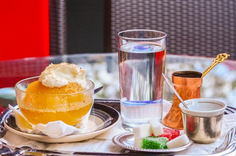 Tufahije, gefüllter Apfel mit Walnüssen und bosnischem Kaffee