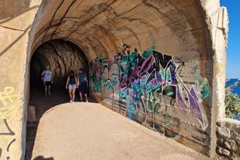 Tunnel auf dem Weg zum Perazića Do Strand