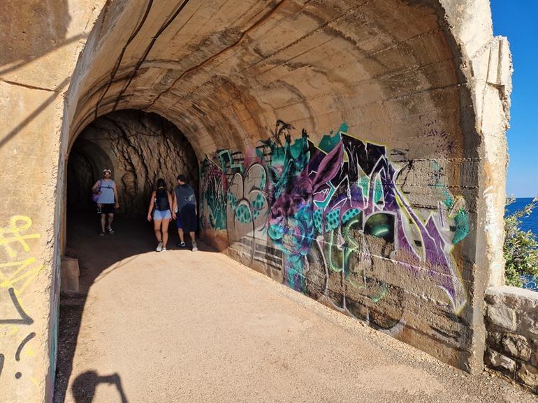 Tunnel auf dem Weg zum Perazića Do Strand