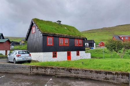 Turf House Cottage in Miðvágur buchen