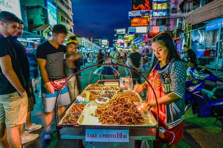 Typischer Streetfood-Stand in Khao San Road, Bangkok