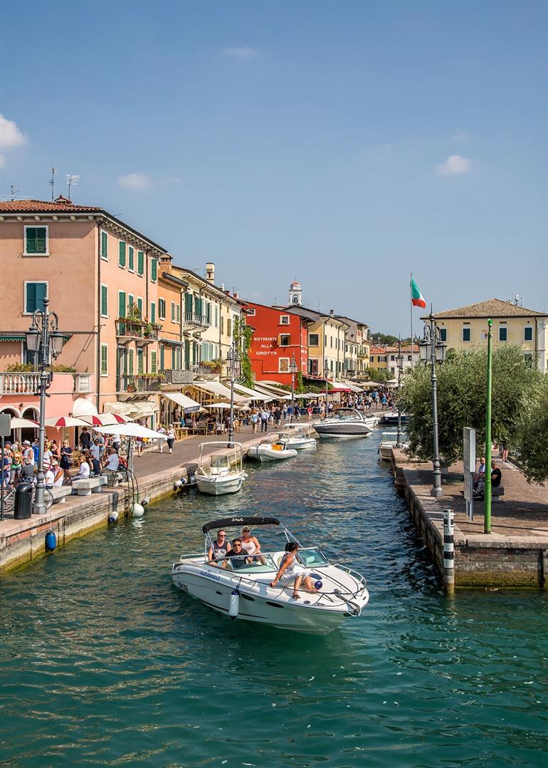 Blick auf den Hafen von Lazise