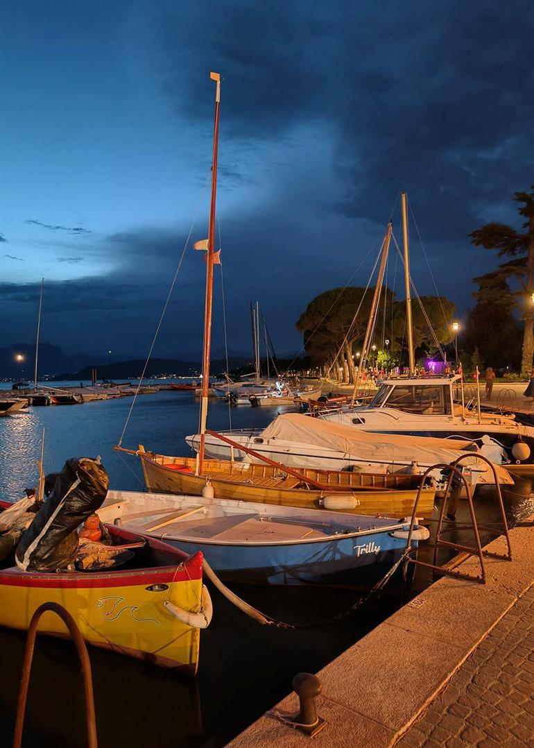 Blick auf den Hafen von Lazise