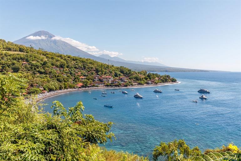 Aussicht auf den Amed Beach mit dem Mount Agung im Hintergrund