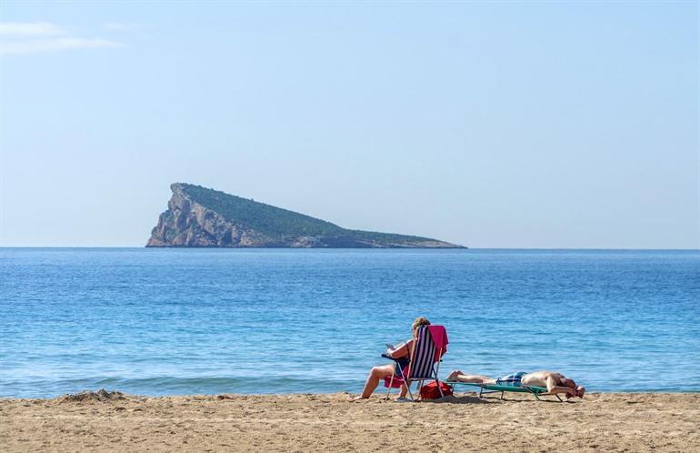 Blick auf die Insel Benidorm vom Strand