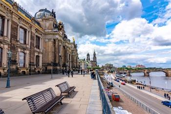 Aussicht auf die Brühlsche Terrasse und das Schloss in Dresden