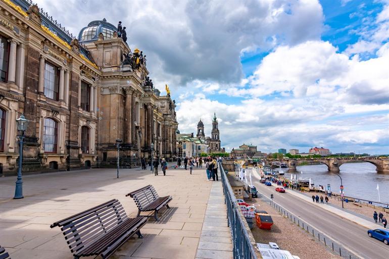 Aussicht auf die Brühlsche Terrasse und das Schloss in Dresden