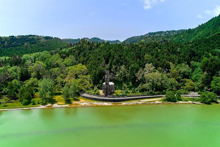 Aussicht auf die Capela de Nossa Senhora das Vitórias am Furnas-See