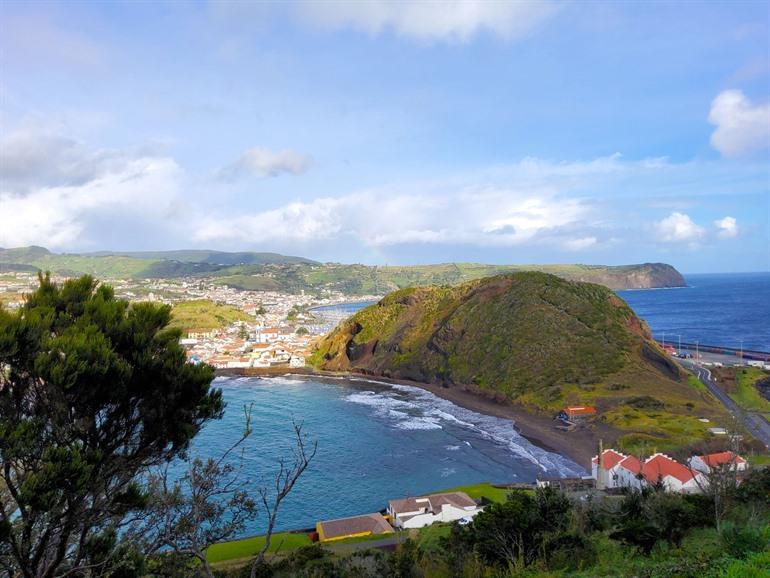 Aussicht auf die Bucht Porto Pim in der Nähe von Horta auf der Insel Faial