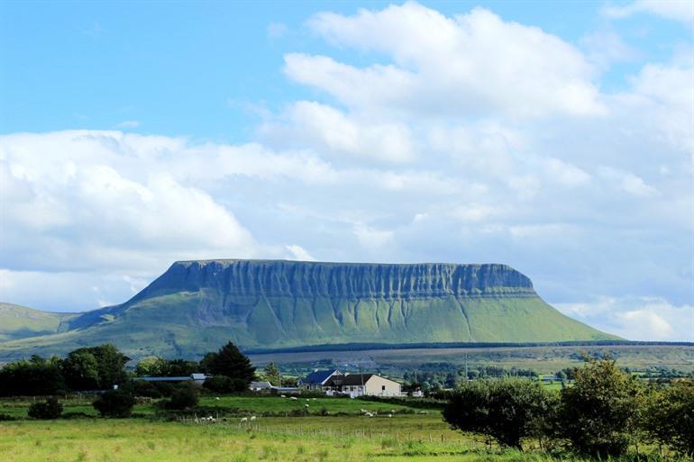 Aussicht auf den Benbulbin, den Tafelberg Irlands