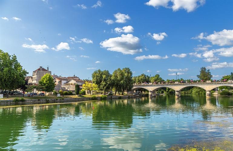 Blick auf die charmante Stadt Cognac in Charente