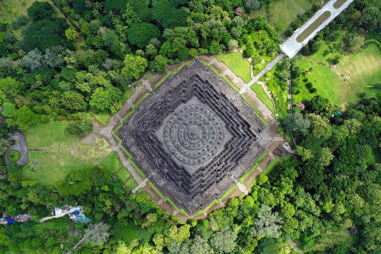 Blick auf den jahrhundertealten Tempel Borobudur