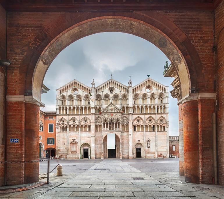 Blick auf die Fassade der Cattedrale di San Giorgio in Ferrara