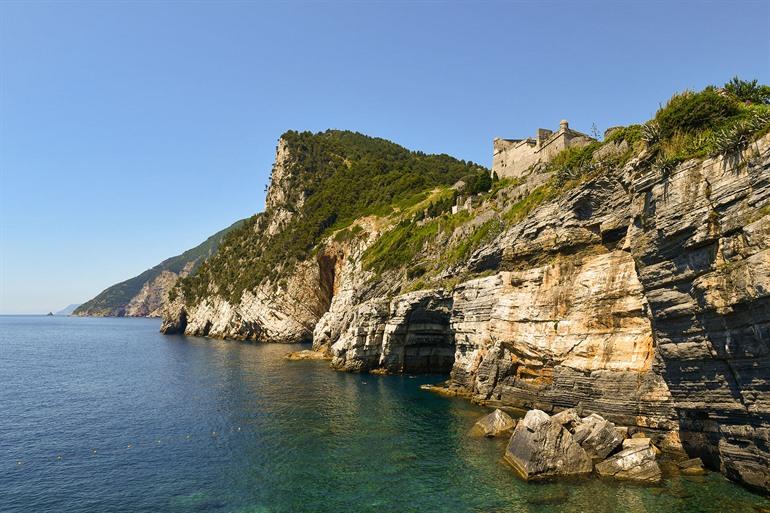 Aussicht auf die Grotta di Byron vom Chiesa di San Pietro in Portovenere