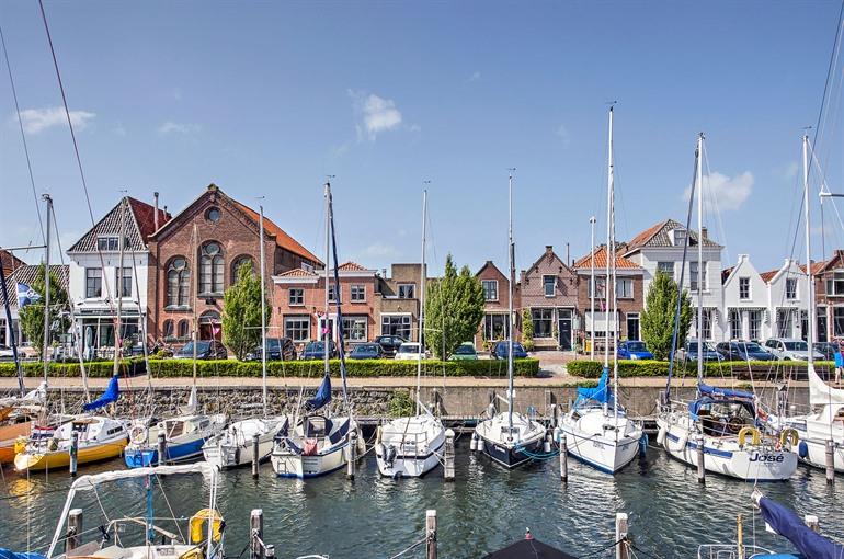 Blick auf den Hafen und die historischen Häuser von Brouwershaven