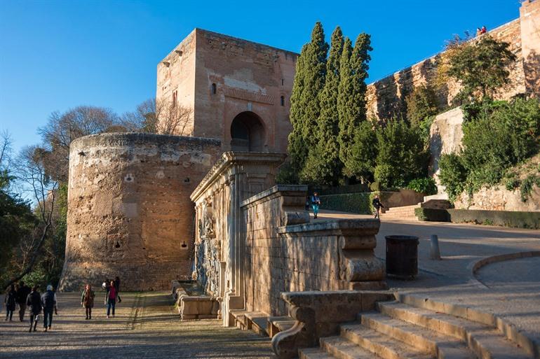 Ausblick auf den Haupteingang der Alhambra