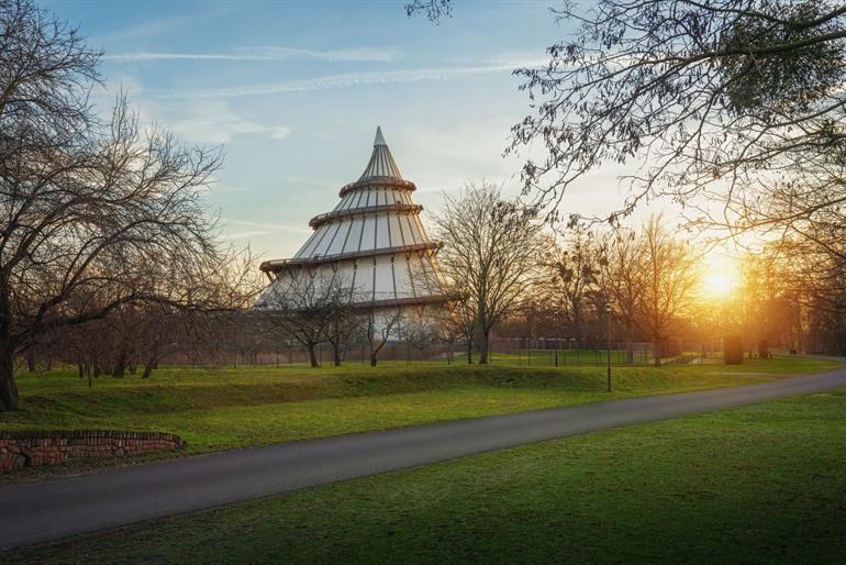 Ausblick auf den Jahrtausendturm im Elbauenpark in Magdeburg