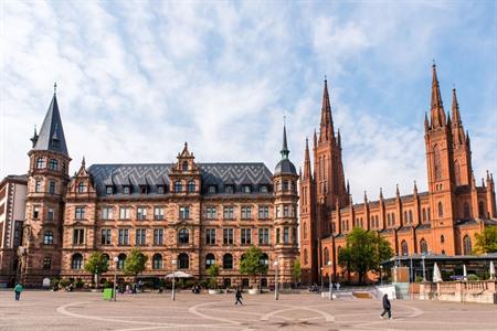 Blick auf die Marktkirche (rechts) und das Neue Rathaus von Wiesbaden