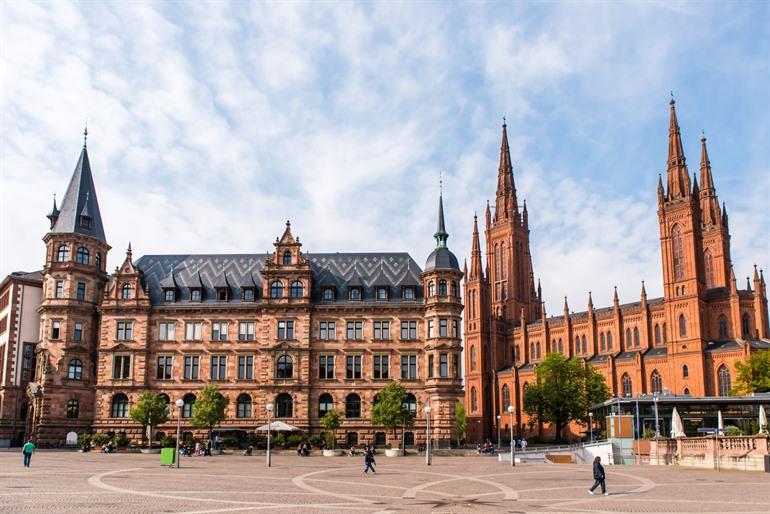 Blick auf die Marktkirche (rechts) und das Neue Rathaus von Wiesbaden