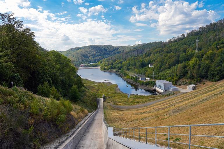 Aussicht auf den Oderstausee und den Damm im Harz