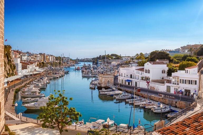 Blick auf die Altstadt von Ciutadella und den Hafen, Menorca