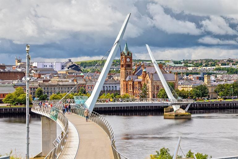 Ausblick auf die Peace Bridge und das Guild Hall in Londonderry