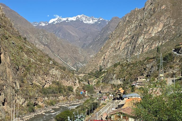 Aussicht auf den Fluss Urubamba im Heiligen Tal bei Kilometer 82