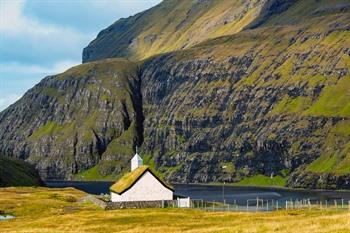 Aussicht auf die Saksun-Kirche an der Lagune, Insel Streymoy