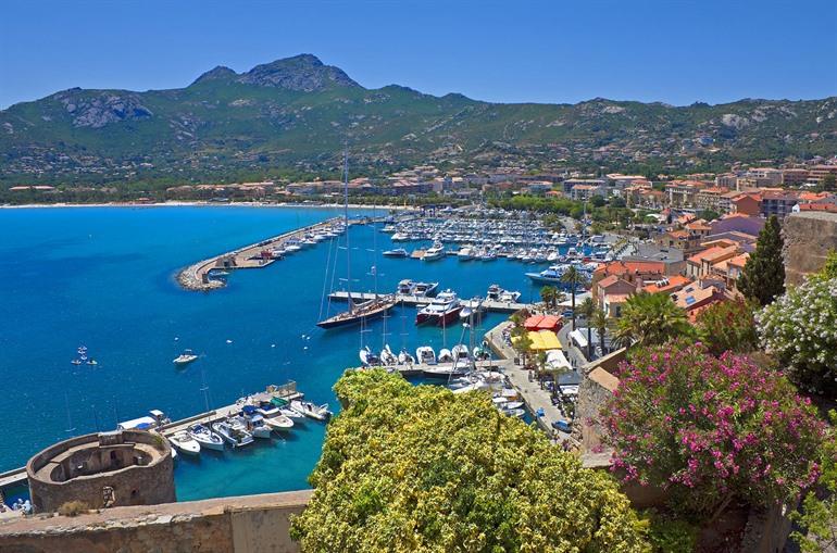 Blick auf die Stadt Calvi auf Korsika