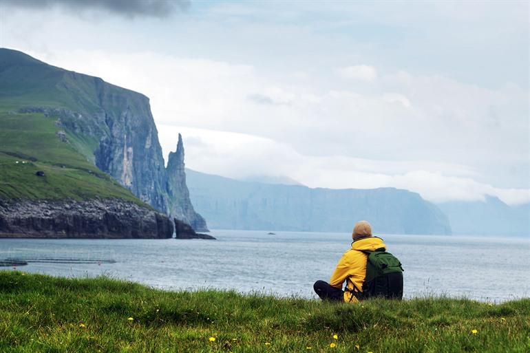 Aussicht auf die Felsformation Trøllkonufingur auf der Insel Vágar