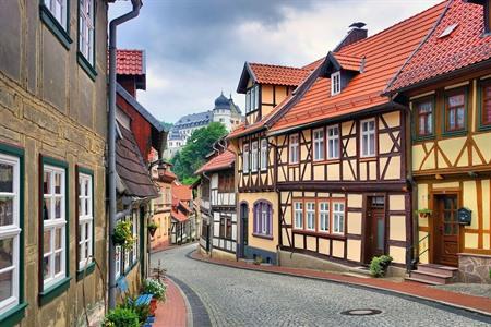 Blick auf die Fachwerkhäuser in Stolberg und die Burg im Hintergrund, Harz