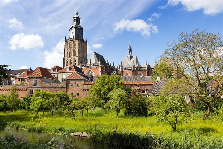 Aussicht auf die Walburgiskirche in Zutphen