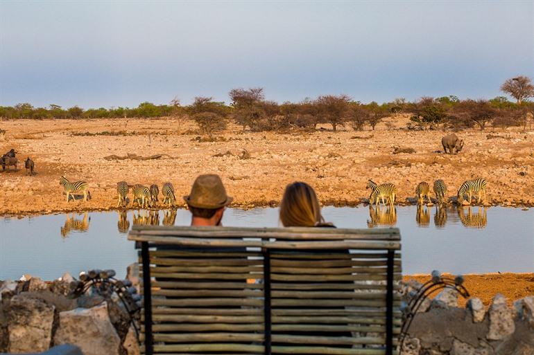 Ausblick auf die Wasserstelle in Etosha vom Okaukuejo-Camp