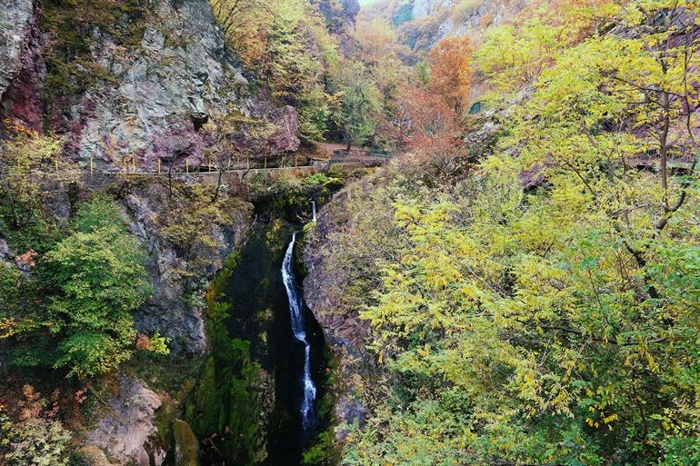 Aussicht auf den White Drin Wasserfall (und die hölzernen Gehwege)