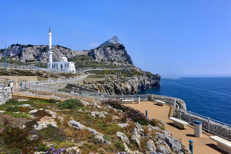 Aussicht auf Europa Point und die Ibrahim-al-Ibrahim-Moschee in Gibraltar