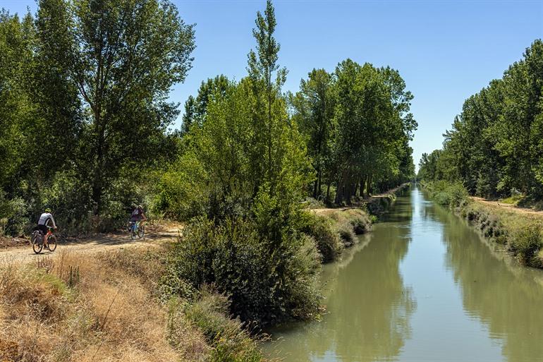 Blick auf Radfahrer am Canal de Castilla, Palencia