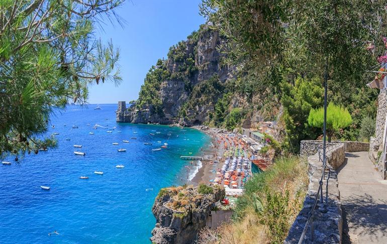Ausblick auf den Fornillo-Strand in Positano