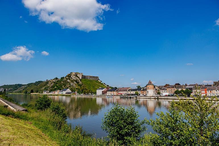Aussicht auf Givet am Fluss Maas