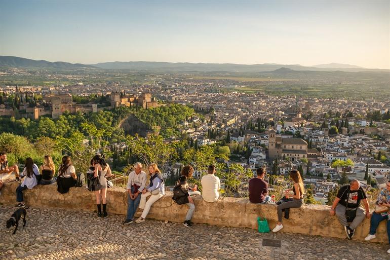 Blick auf die Alhambra vom Mirador de San Nicolas bei Sonnenuntergang