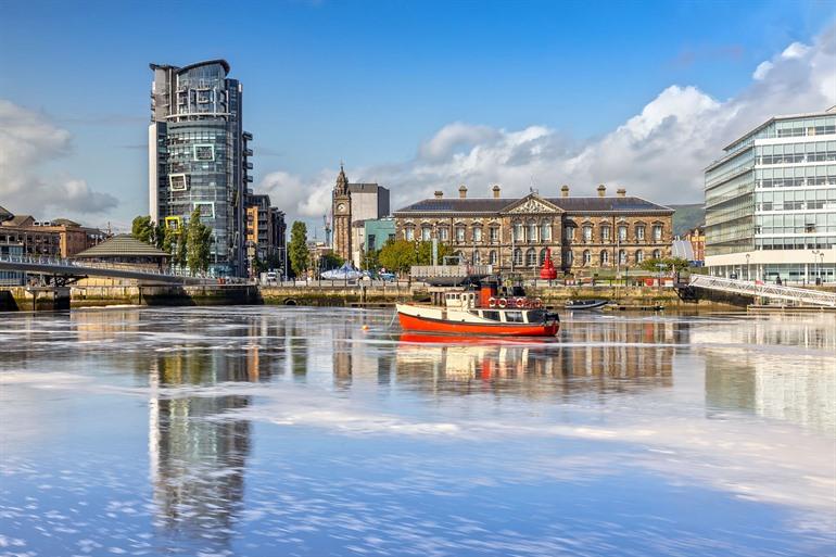 Aussicht auf das Belfast Customs House und den Lagan-Fluss