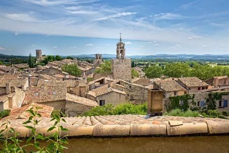 Blick auf das Dorf Cucuron im Luberon
