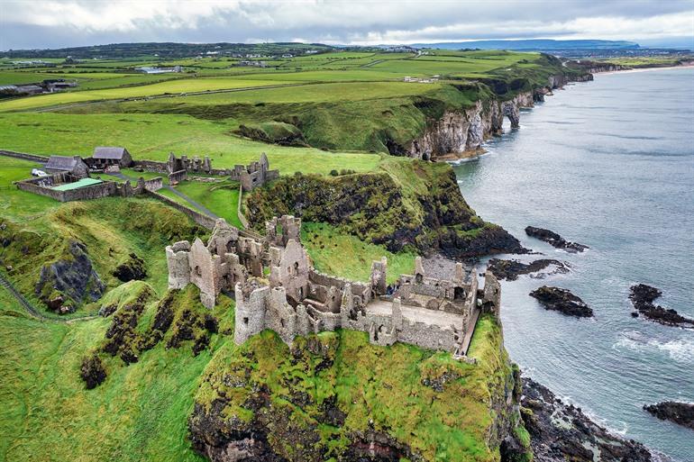Aussicht auf das Dunluce Castle und die dramatische Küstenlinie