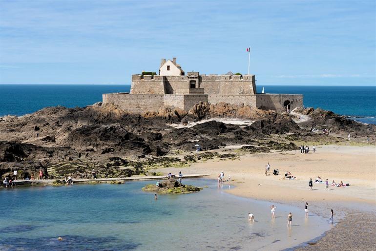 Blick auf die Festung Fort National in Saint-Malo